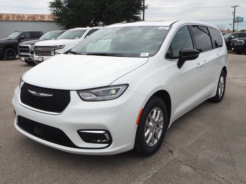 New 2025 Chrysler Pacifica Select w/ Uconnect Theater Family Group image 2