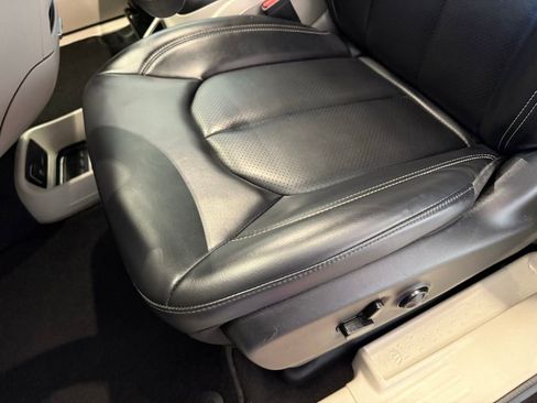 Used 2023 Chrysler Pacifica Touring-L image 27