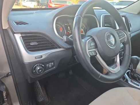 Used 2016 Jeep Cherokee Latitude FWD image 9