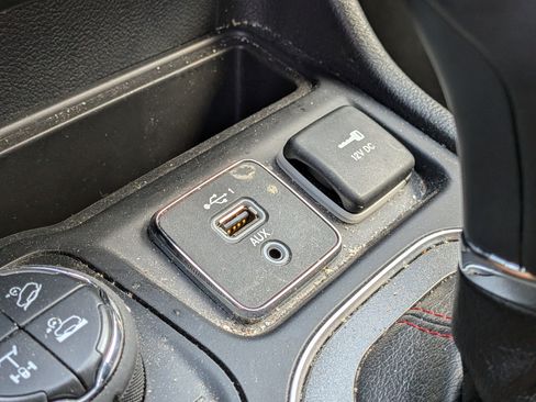 Used 2020 Jeep Cherokee Trailhawk AWD/4WD image 29