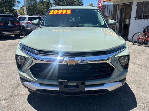 Used 2025 Chevrolet TrailBlazer LT FWD image 2