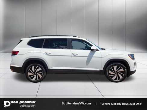 Used 2025 Volkswagen Atlas SE AWD/4WD image 24