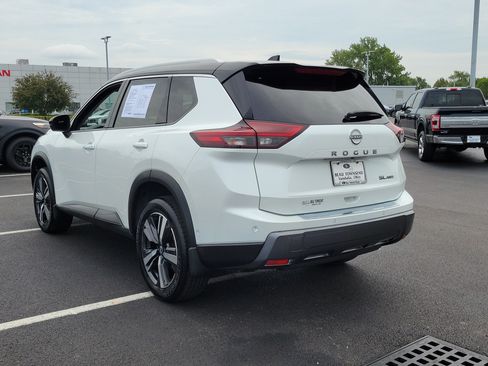 Used 2024 Nissan Rogue SL AWD/4WD image 3