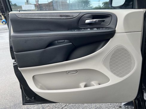 Used 2019 Dodge Grand Caravan SE w/ UConnect Hands-Free Group FWD image 12