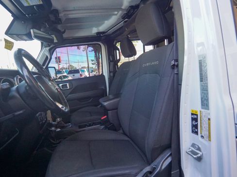 Used 2020 Jeep Gladiator Overland AWD/4WD image 18