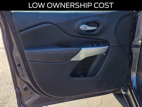Used 2018 Jeep Cherokee Latitude Plus w/ Cold Weather Group AWD/4WD image 19