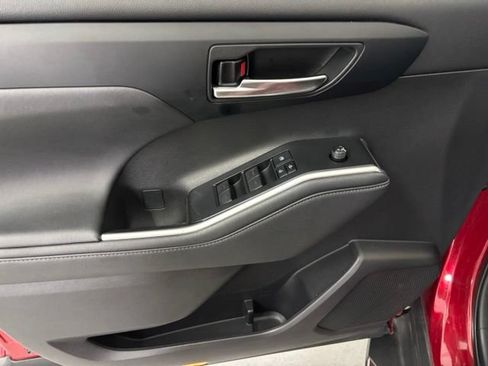 Used 2022 Toyota Highlander XLE FWD image 11