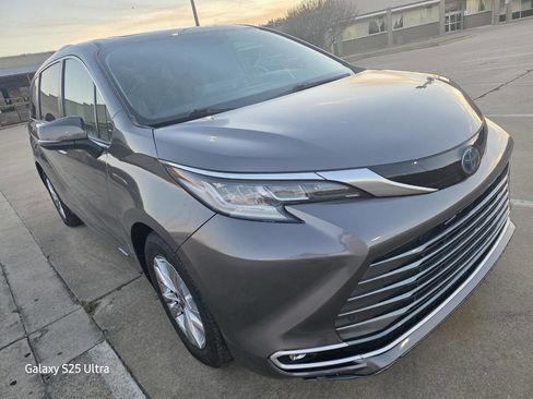 Used 2021 Toyota Sienna Limited image 1