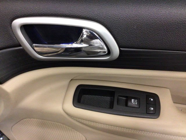 Used 2019 Jeep Grand Cherokee Laredo AWD/4WD image 12