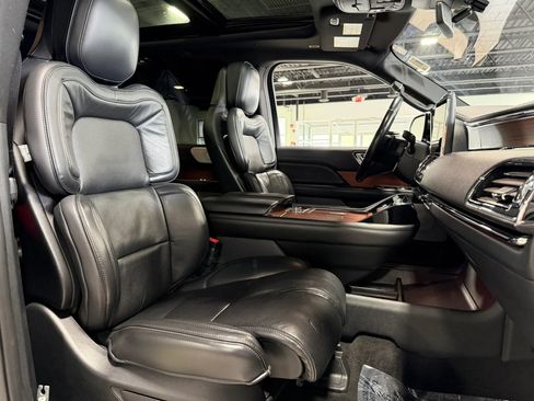 Used 2019 Lincoln Navigator Reserve AWD/4WD image 7