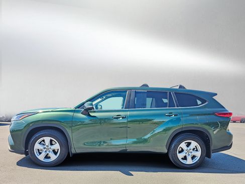 Used 2023 Toyota Highlander L AWD/4WD image 2