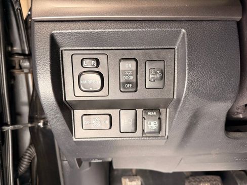 Used 2019 Toyota Tundra SR5 AWD/4WD image 4