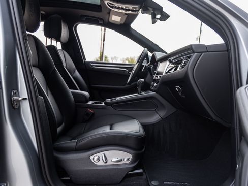 Certified 2026 Porsche Macan AWD/4WD image 44