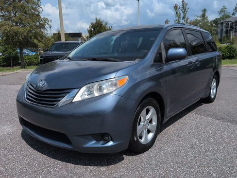 Used 2016 Toyota Sienna LE FWD image 2