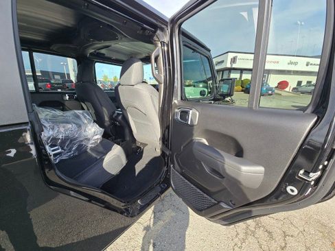 New 2025 Jeep Gladiator Sport image 13