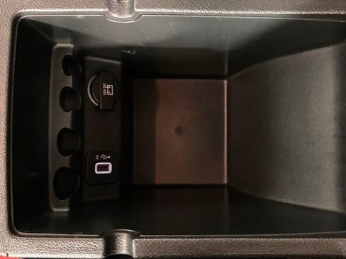 Used 2019 Jeep Cherokee Limited image 11