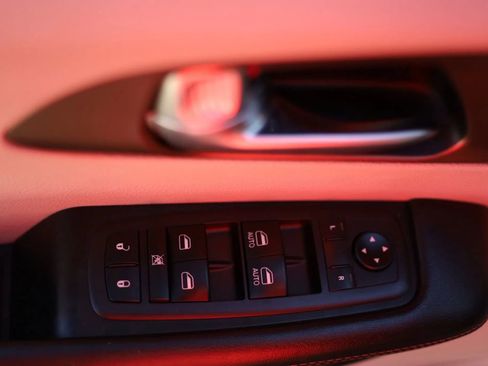 Used 2019 Chrysler Pacifica Touring-L FWD image 11