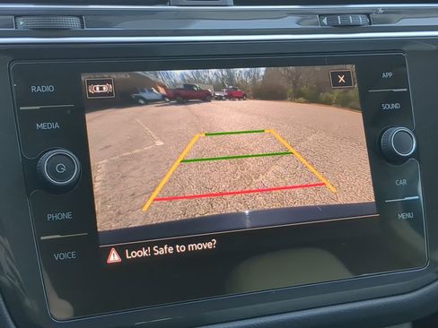 Used 2021 Volkswagen Tiguan SE image 18