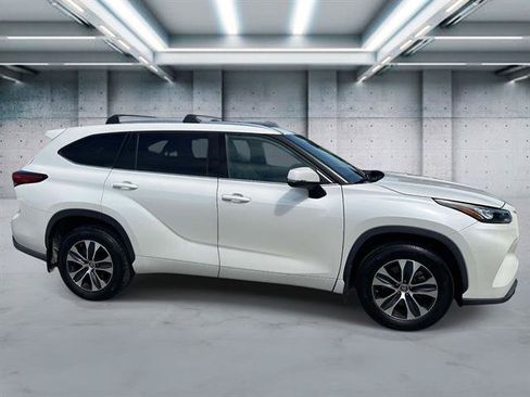 Used 2020 Toyota Highlander XLE AWD/4WD image 3