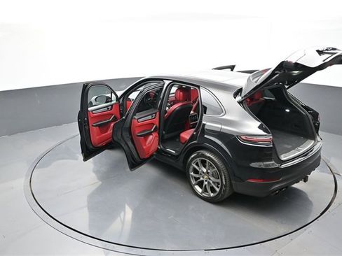 Used 2023 Porsche Cayenne Platinum Edition image 28