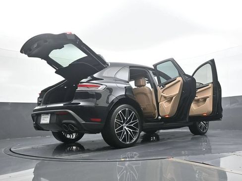 Certified 2025 Porsche Macan AWD/4WD image 27