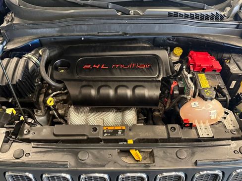 Used 2018 Jeep Renegade Latitude w/ Cold Weather Group image 25