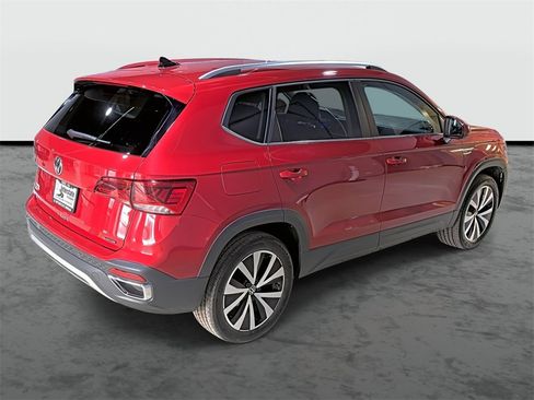 Used 2022 Volkswagen Taos SE image 4