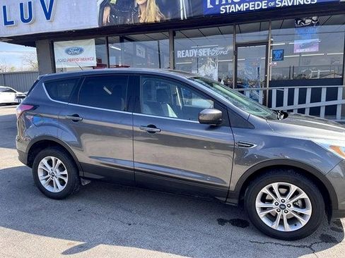Used 2017 Ford Escape SE FWD image 2