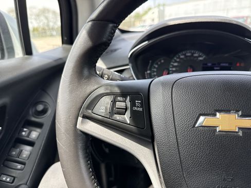 Used 2020 Chevrolet Trax LT w/ LT Convenience Package FWD image 28