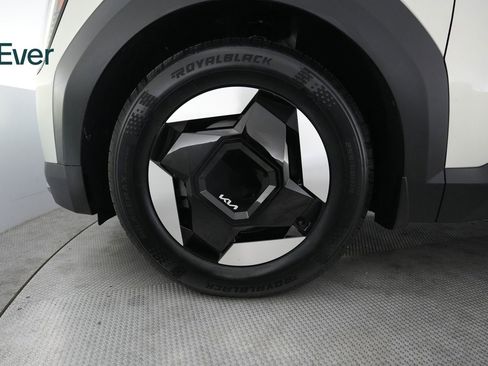 Used 2024 Kia EV9 Light Long Range RWD image 19