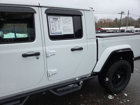Used 2022 Jeep Gladiator Overland w/ Cold Weather Group image 35