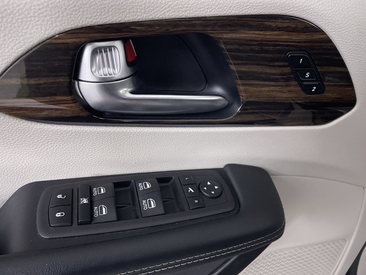 Used 2023 Chrysler Pacifica Limited FWD image 11