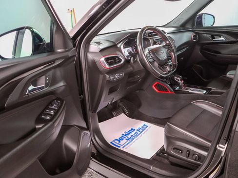 Used 2021 Chevrolet TrailBlazer RS w/ Technology Package FWD image 3