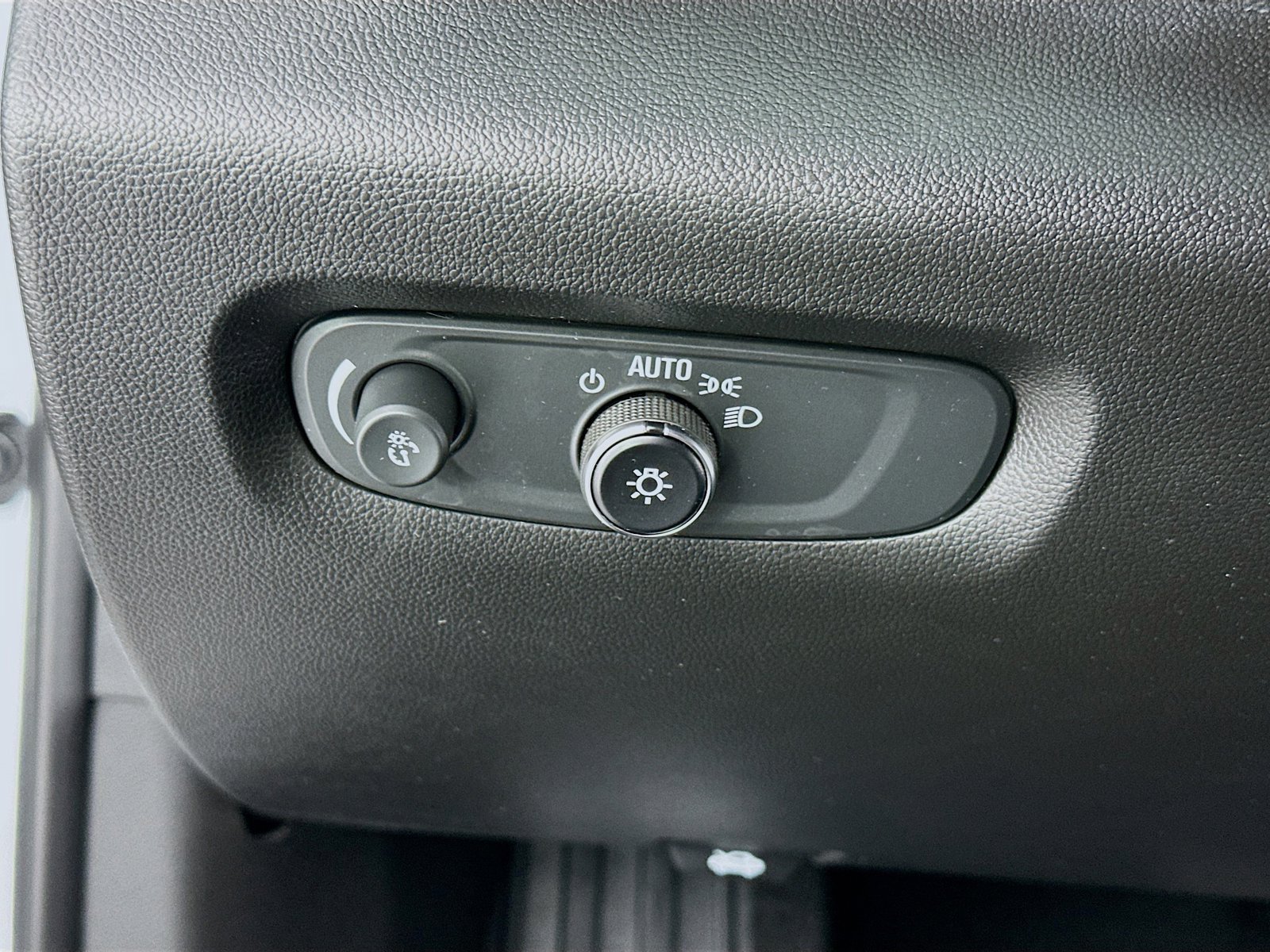 Used 2023 Chevrolet Traverse LT FWD image 11