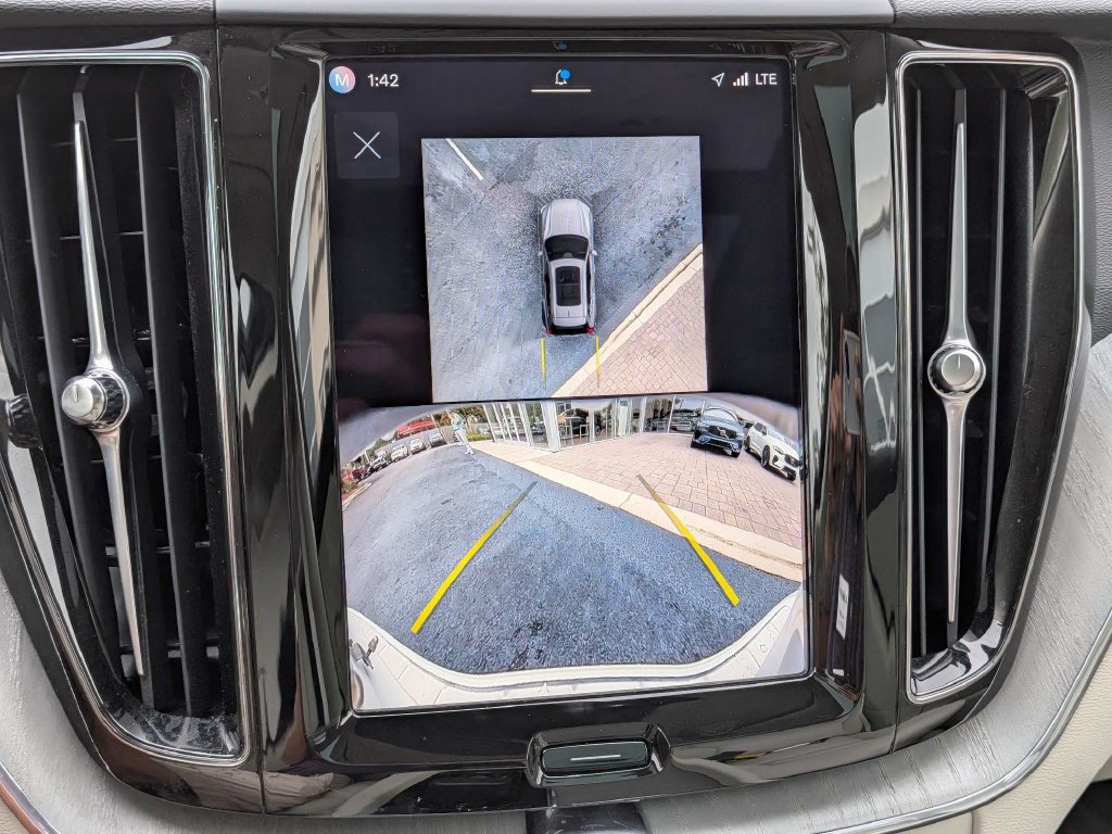 Certified 2025 Volvo XC60 B5 Plus w/ Protection Package Premier AWD/4WD image 27