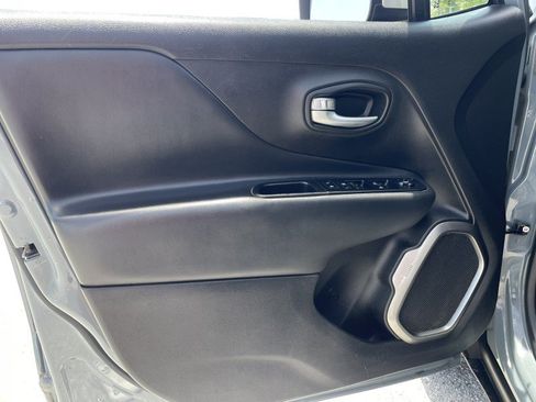 Used 2018 Jeep Renegade Limited w/ UConnect 8.4 Nav Group AWD/4WD image 27