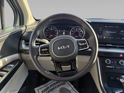 Used 2024 Kia Carnival LX image 12