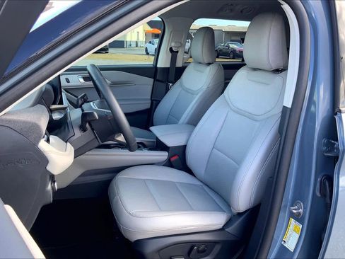 Certified 2025 Ford Explorer Active w/ Active Comfort Package image 8