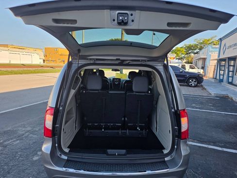 Used 2016 Chrysler Town & Country Touring FWD image 28