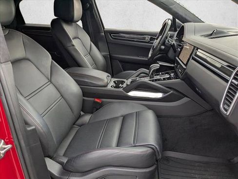 Used 2022 Porsche Cayenne Turbo image 17
