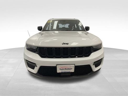 Used 2023 Jeep Grand Cherokee Altitude AWD/4WD image 2