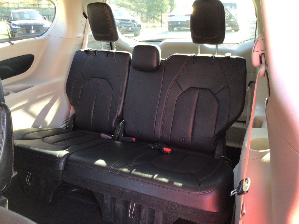 Used 2020 Chrysler Pacifica Touring-L FWD image 37