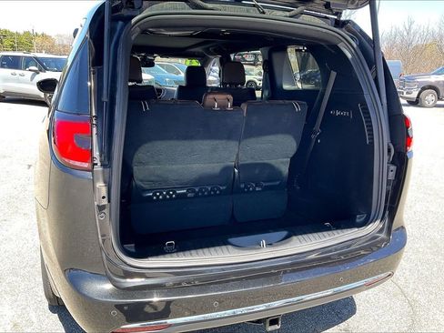 Used 2021 Chrysler Pacifica Limited AWD/4WD image 35