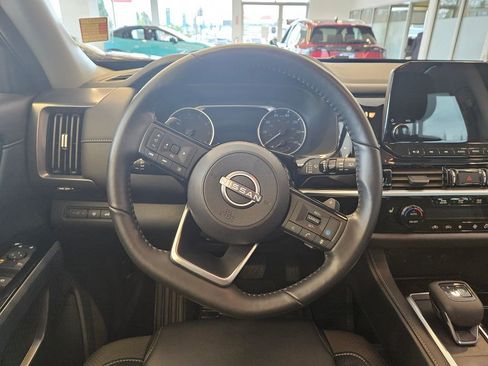 Used 2025 Nissan Pathfinder SL AWD/4WD image 17