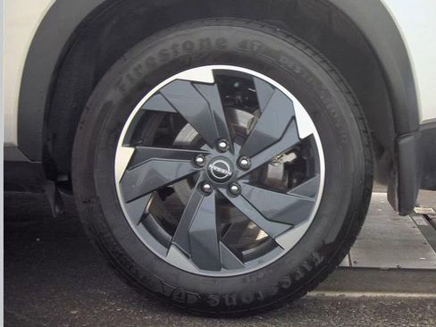 Used 2024 Nissan Rogue SV image 10