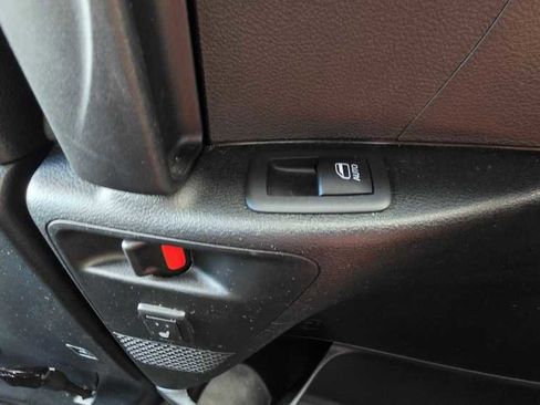 Used 2025 Chrysler Pacifica Limited FWD image 26