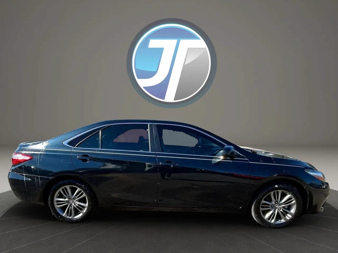 Used 2016 Toyota Camry SE w/ Moonroof Package FWD image 9