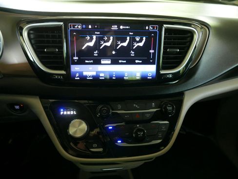 Used 2022 Chrysler Voyager LX image 14