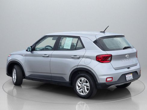 Certified 2023 Hyundai Venue SE image 5