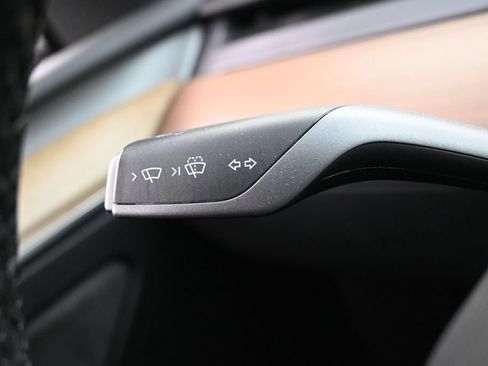 Used 2023 Tesla Model Y Performance AWD/4WD image 17